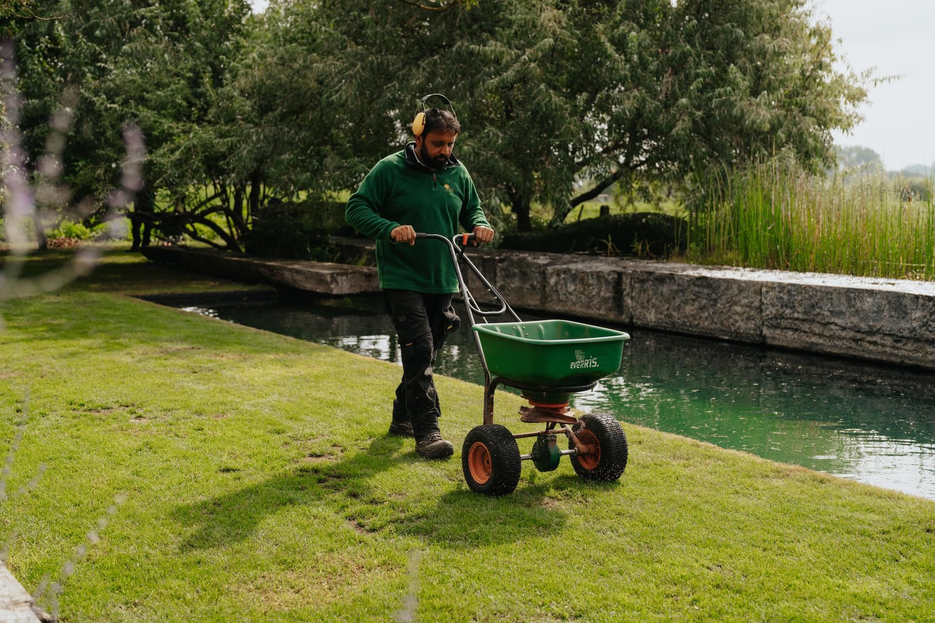 Bemesting van het gazon als onderdeel van het tuinonderhoud door Artgreen